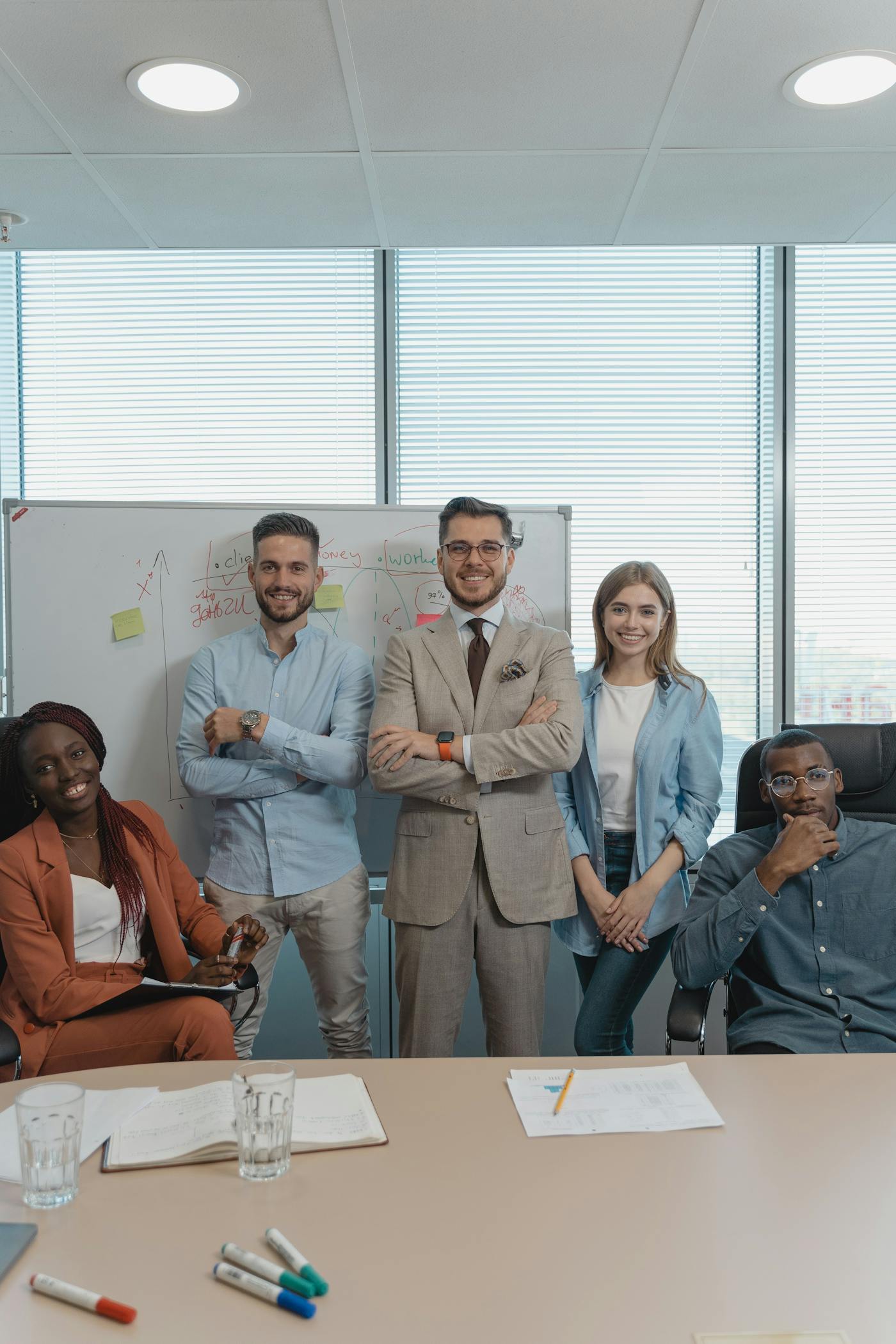 Equipe de recrutement en discussion autour d'un poste