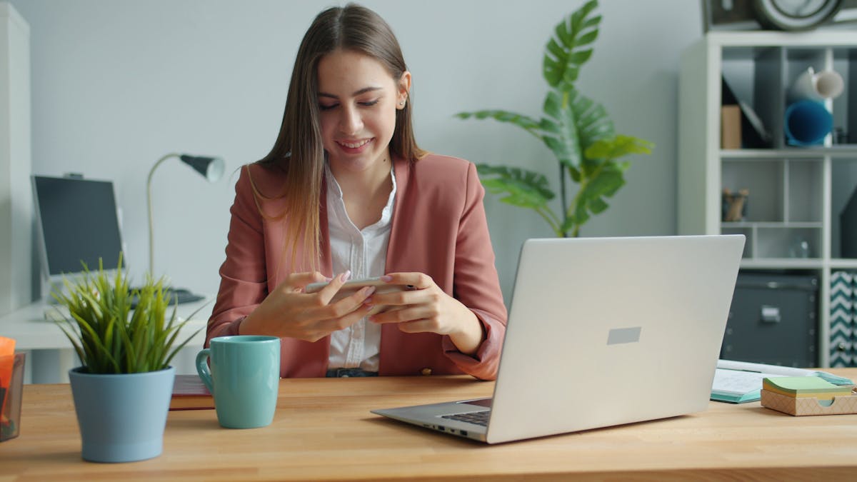 Candidate consultant une application professionnelle sur smartphone
