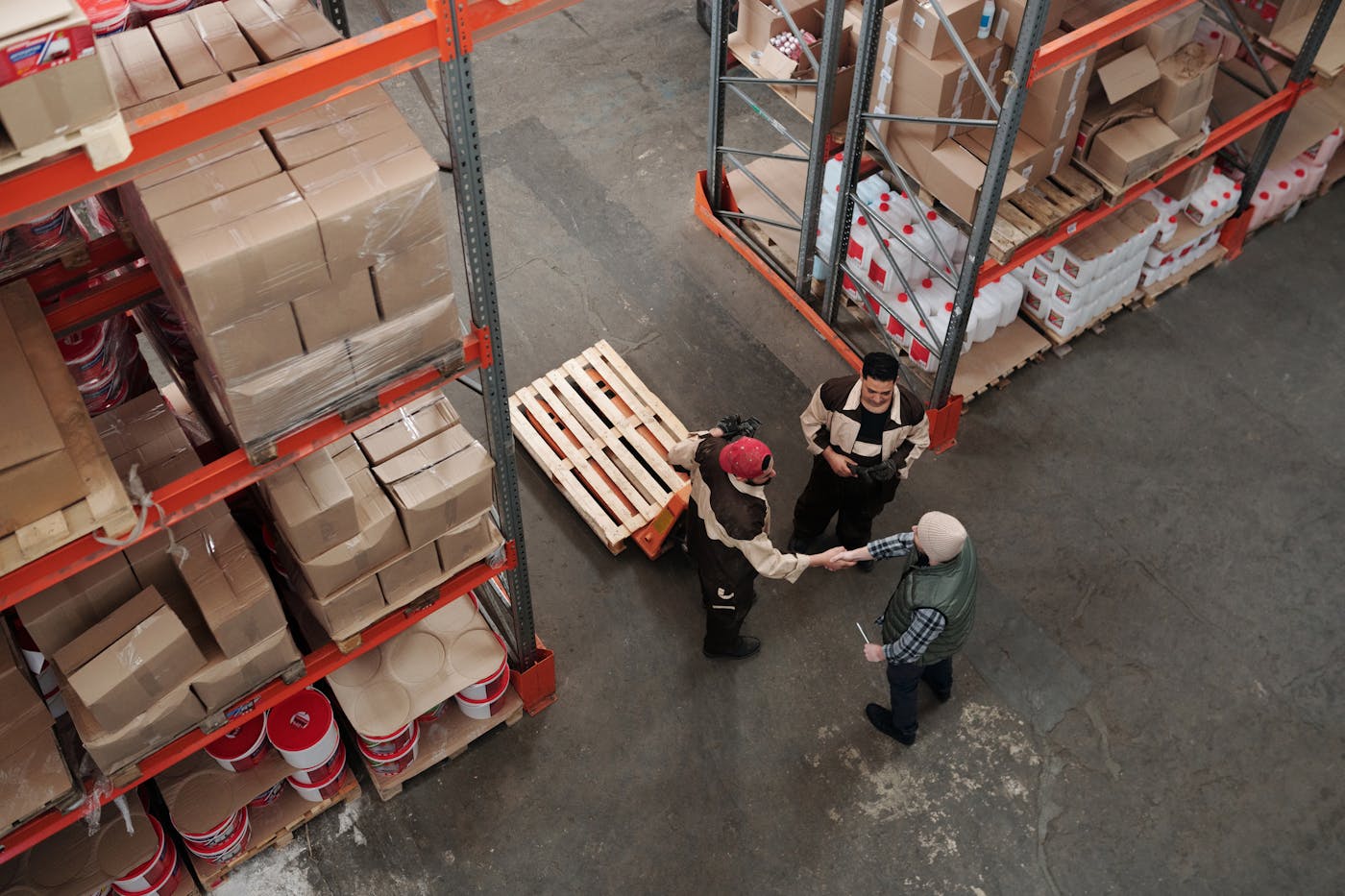 Collaborateurs en environnement logistique